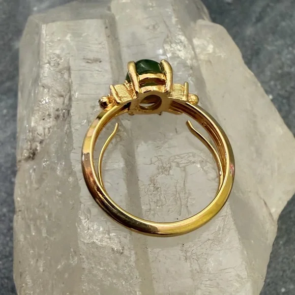 Vintage Avon Green Jade Gold Tone Ring 7 - Picture 8 of 16